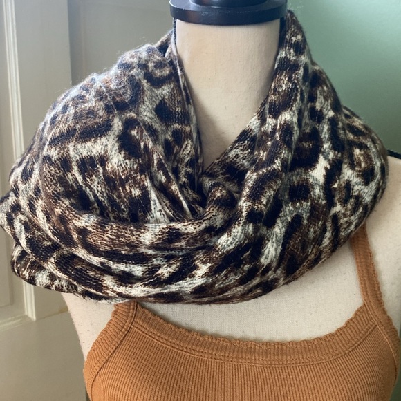 New infinite cheetah prints scarf by Michael KORS, OS - Picture 5 of 8